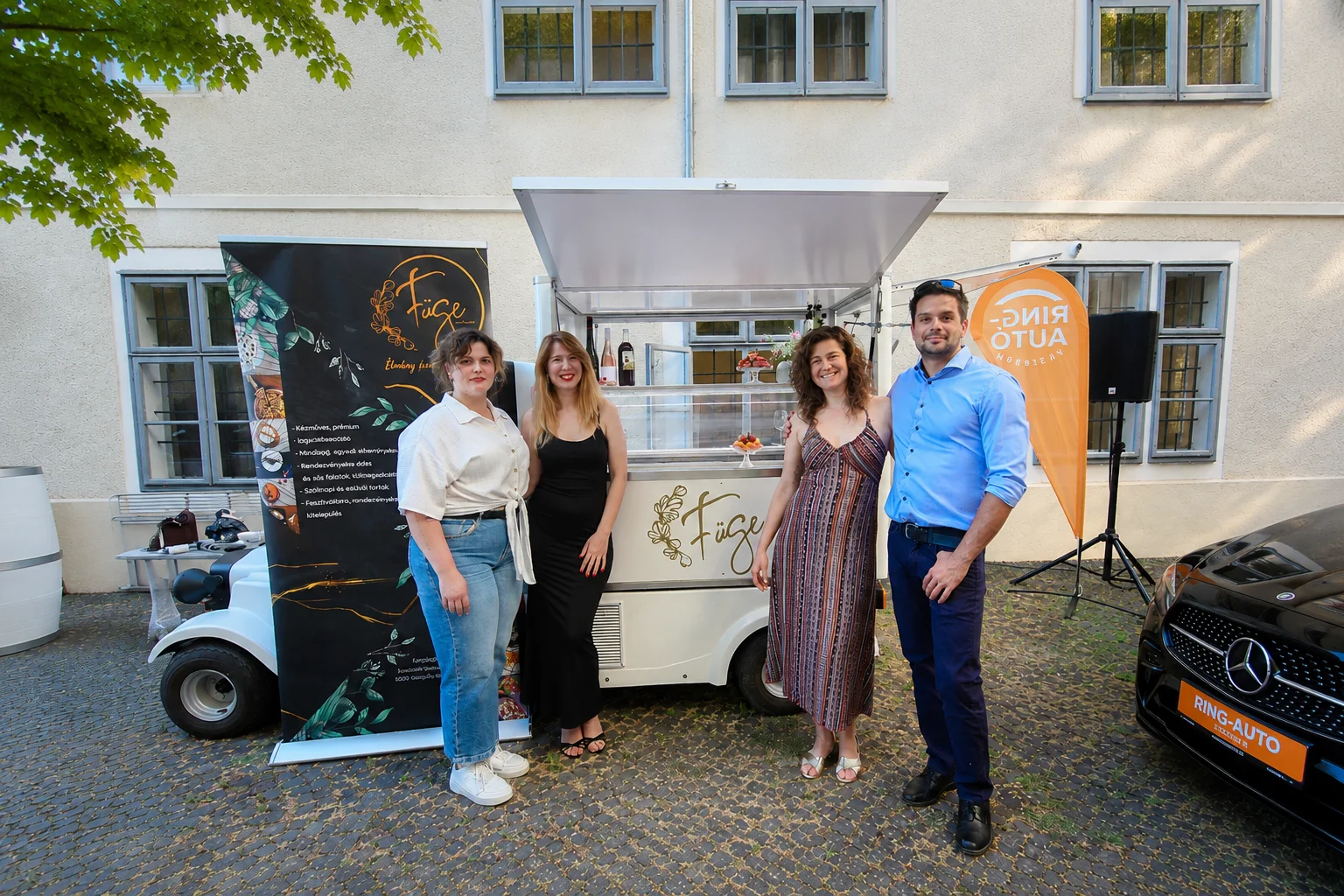 Fagylaltos kisautónk úton-útfélen Saját, egyedi elektromos fagyis golfkocsinkkal rendszeresen kitelepülünk a városi forgatagba